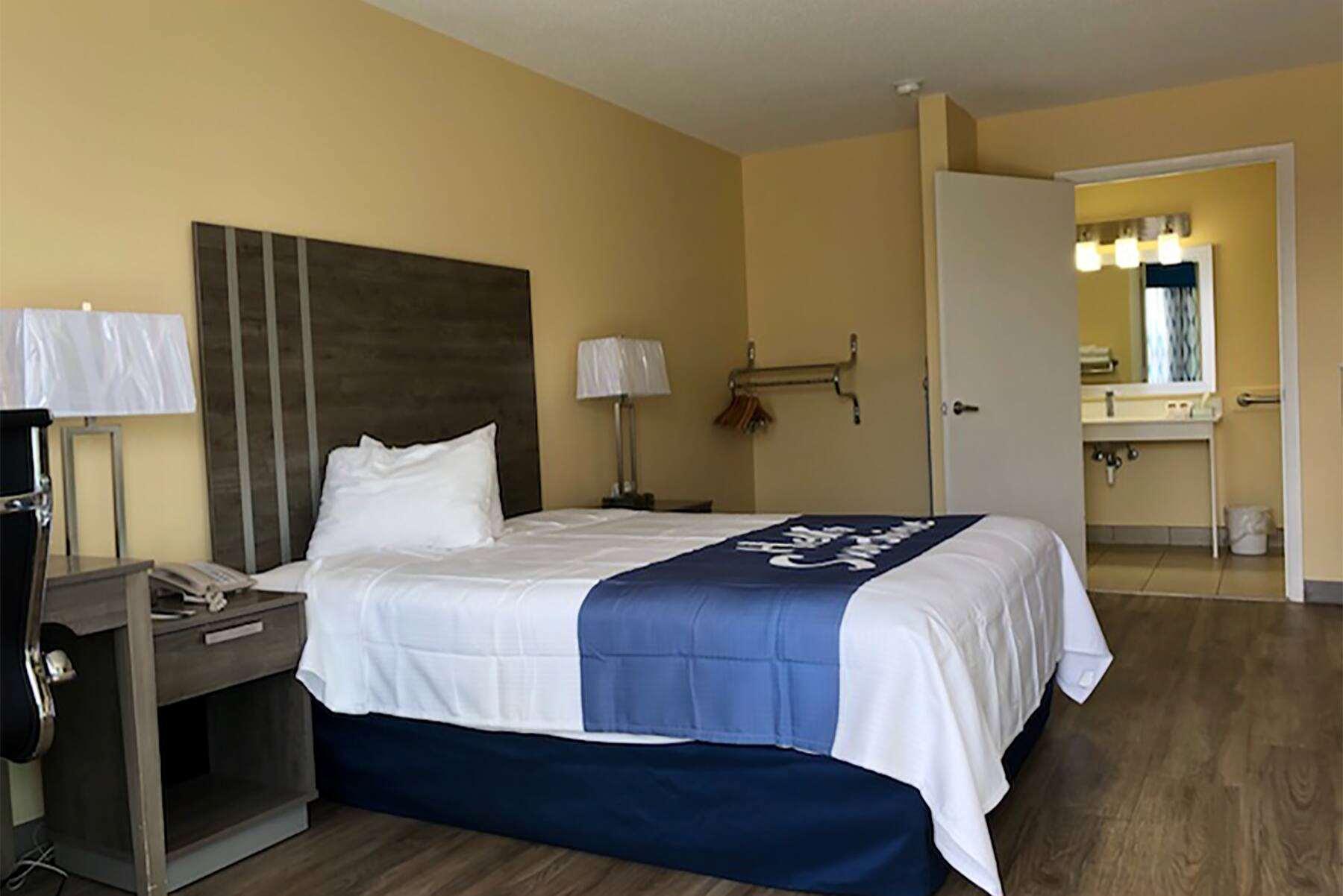 Days Inn By Wyndham Cape Carteret Near Emerald Isle 外观 照片